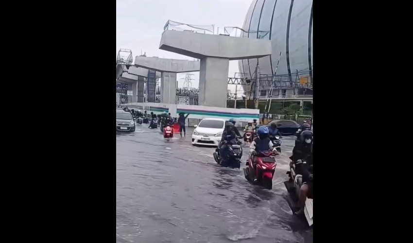 Banjir Rob Kepung JIS, Perjalanan Warga dan Transportasi Terganggu