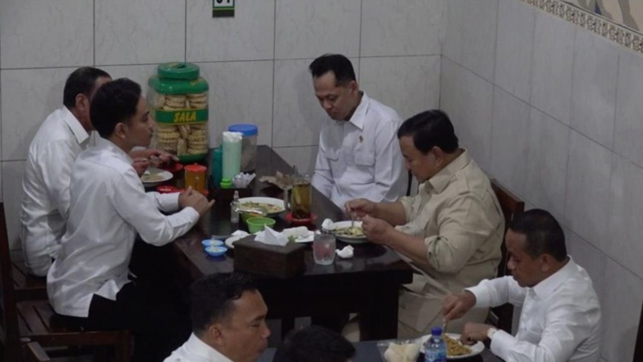 Prabowo, Jokowi, dan Gibran Makan Bersama di Warung Bakmi Solo