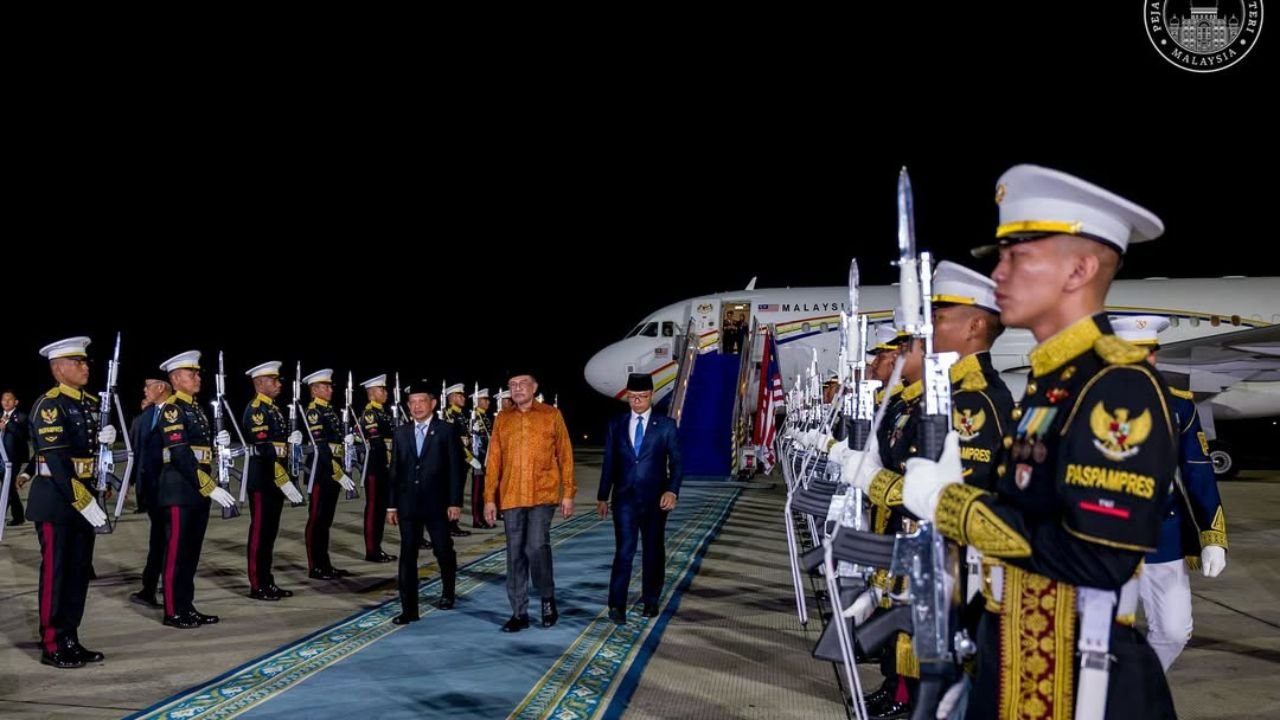 PM Malaysia Anwar Ibrahim Kunjungi Indonesia, Bahas Konsultasi Tahunan dan Isu Ambalat