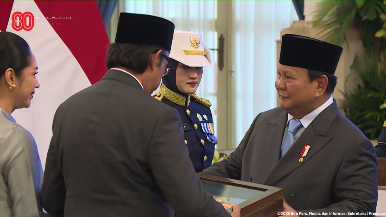 Prabowo Anugerahkan Bintang RI Utama kepada Almarhum Jenderal Hoegeng