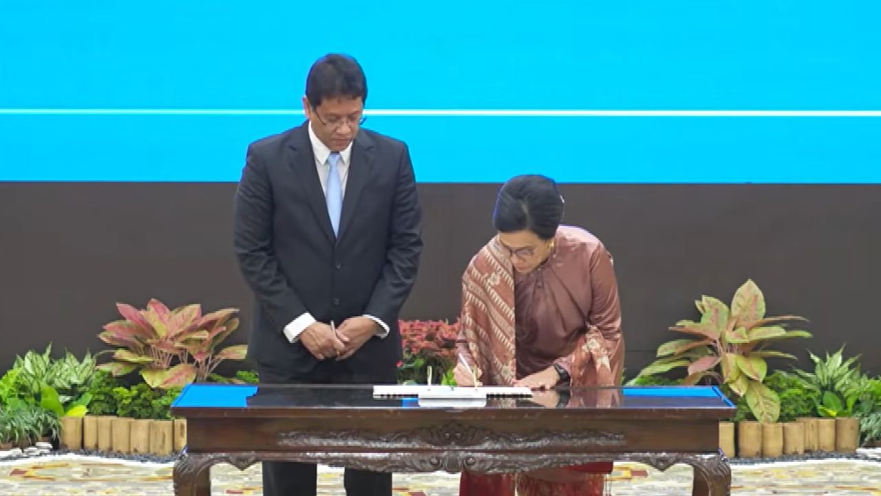Sri Mulyani Serahkan Jabatan Menteri Keuangan kepada Purbaya Yudhi Sadewa